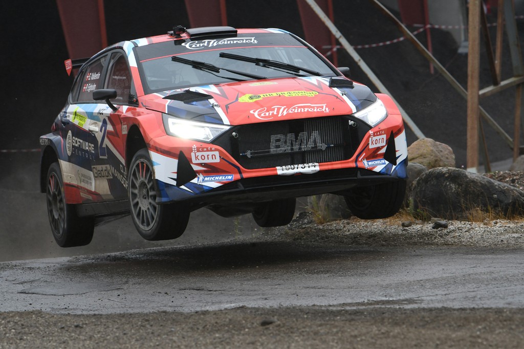 Simon Vallentin i flyvende fart på vej mod sin dobbelte sejr i KOM Rallysprint 2022
(Foto: Morten Dam/Specialpressen)